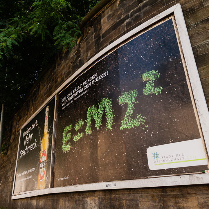 Ansicht des Plakates E=MZ² – Bei uns fällt Wissen auf fruchtbaren in Mainz 2011© Christian Weber – Büro für Gestaltung und Kommunikation