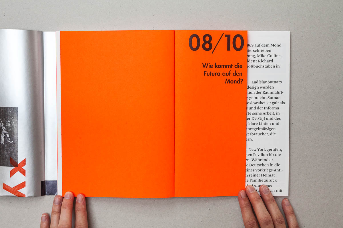 Frage acht auf verkürzter Seite auf orangenem Neonpapier Futura – Die sich die Welt eroberte. 10 Fragen und Antworten. © Christian Weber – Büro für Gestaltung und Kommunikation
