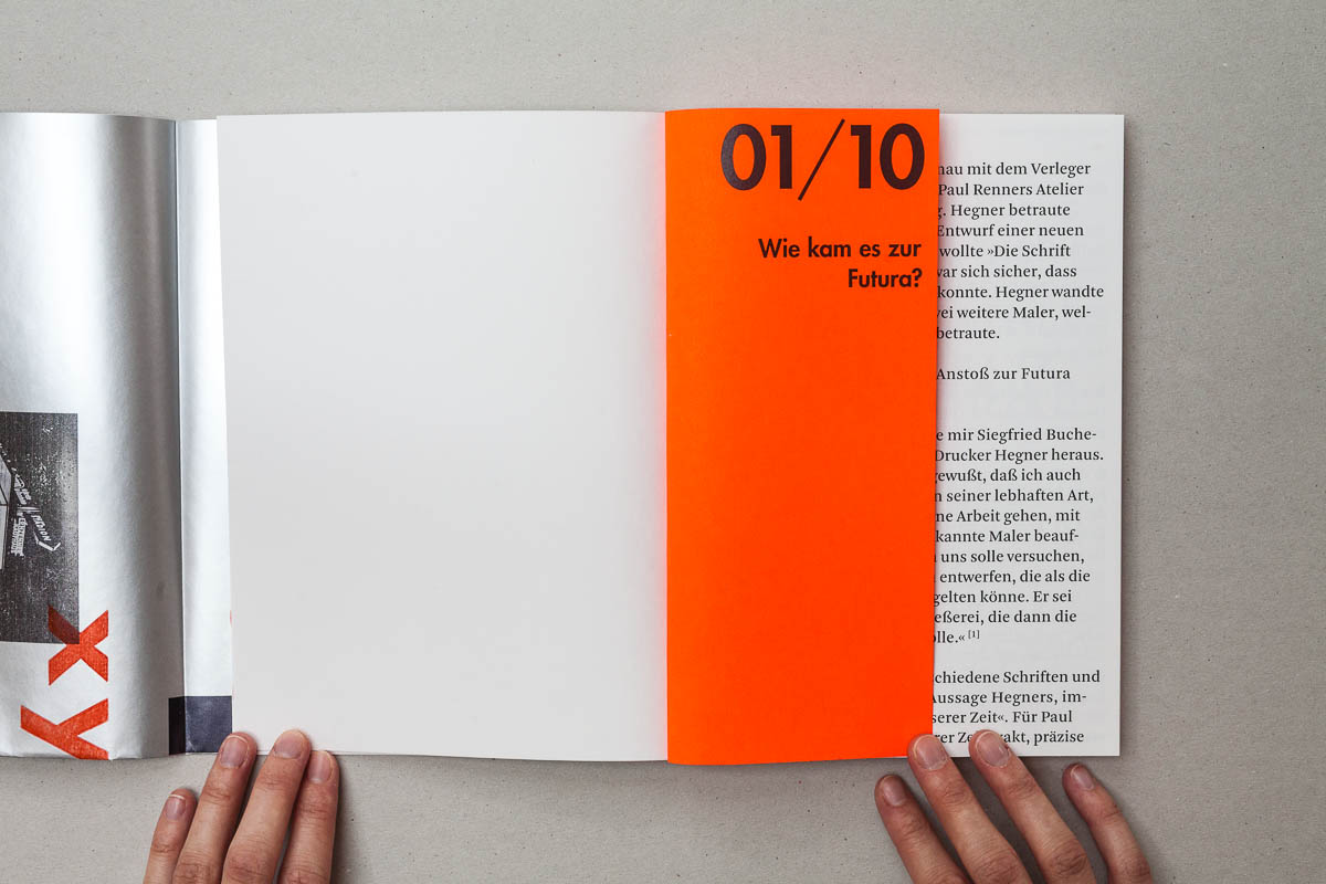 Erste Frage auf verkürzter Seite auf orangenem Neonpapier Futura – Die sich die Welt eroberte. 10 Fragen und Antworten. © Christian Weber – Büro für Gestaltung und Kommunikation