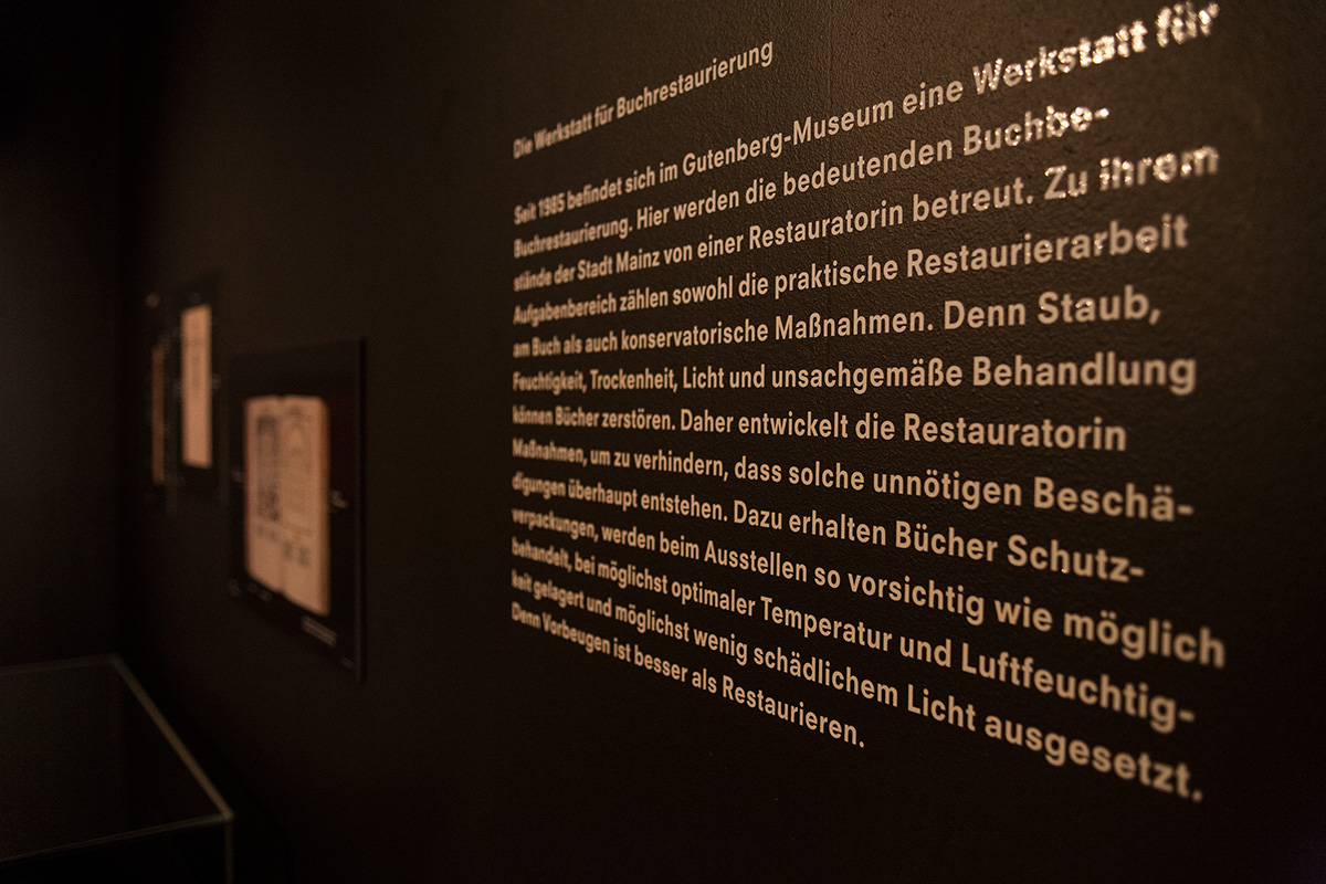 Wandbeklebung Typografie in der Ausstellung Gutenberg-Museum Mainz – Die imaginäre Bibliothek – Ausstellungsgestaltung © Christian Weber – Büro für Gestaltung und Kommunikation