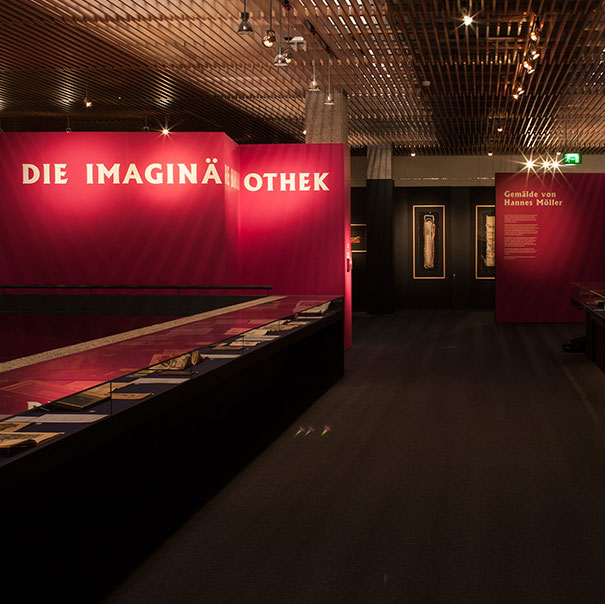 Eingangsbereich mit Wandbeschriftung Gutenberg-Museum Mainz – Die imaginäre Bibliothek – Ausstellungsgestaltungn © Christian Weber – Büro für Gestaltung und Kommunikation